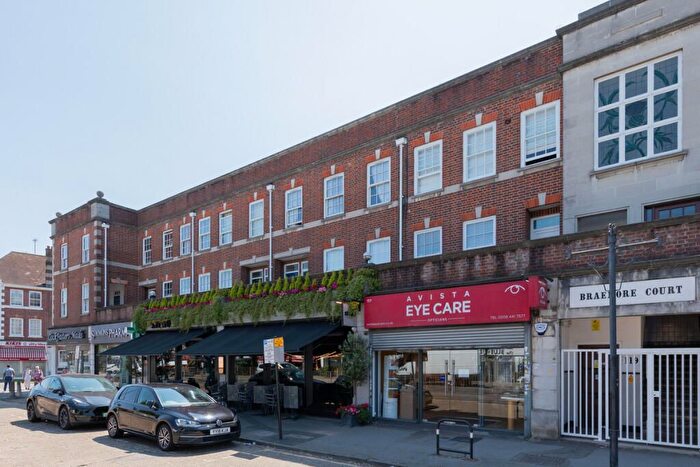 3 Bedroom Flat For Sale In Braemore Court Cockfosters Road, Barnet, EN4