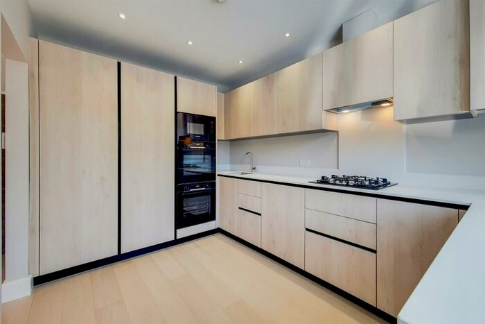 3 Bedroom Flat To Rent In The Drive, Golders Green, NW11