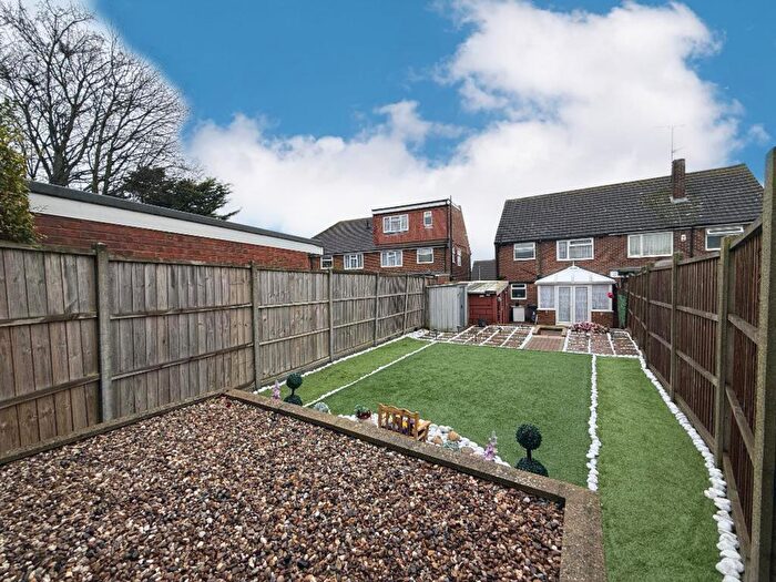 3 Bedroom Semi-Detached House For Sale In Grampian Way, Luton, LU3