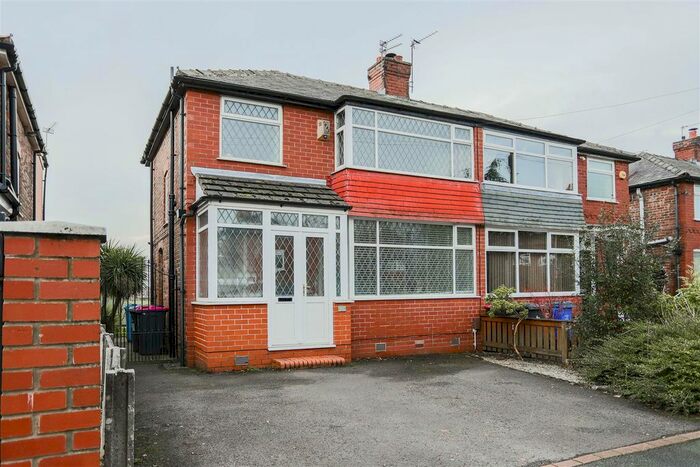 3 Bedroom Semi-Detached House To Rent In Sunningdale Drive, Salford, M6
