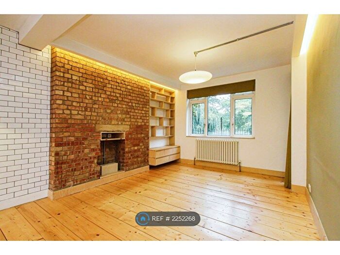 3 Bedroom Flat To Rent In Kemp House, London, E2