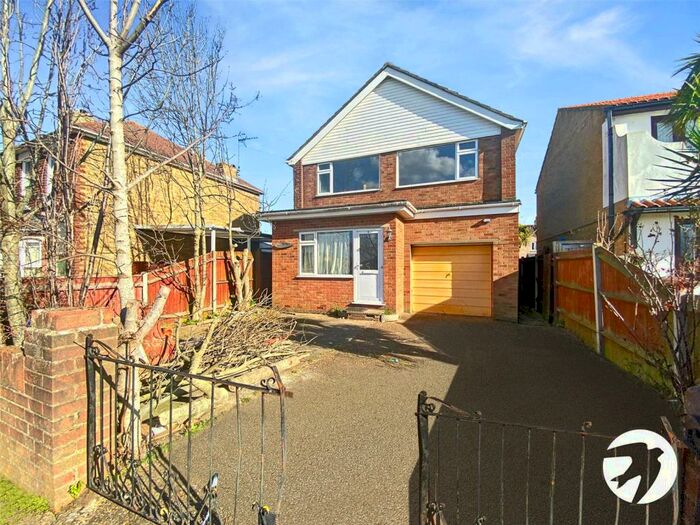 3 Bedroom Detached House To Rent In Rosebery Road, Chatham, Kent, ME4