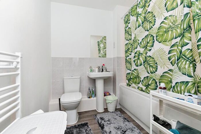 2 Bedroom Flat For Sale In Flatts Close, Bristol, BS34