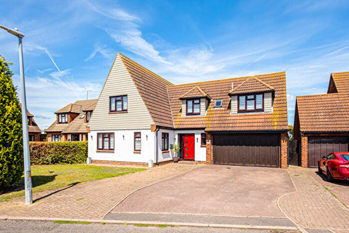 4 Bedroom Detached House For Sale In Crouch Meadow, Hockley, SS5