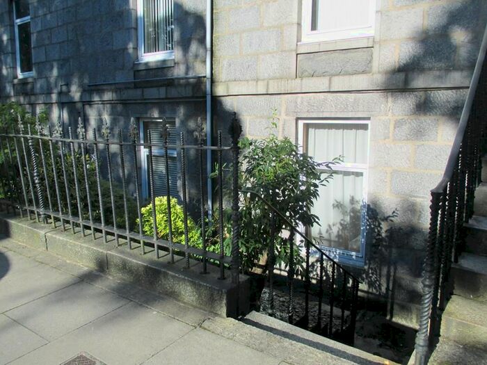 2 Bedroom Flat To Rent In Esslemont Avenue, Basement Left, AB25