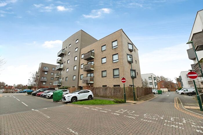 2 Bedroom Flat For Sale In Ferndale Crescent, Surrey, SM5