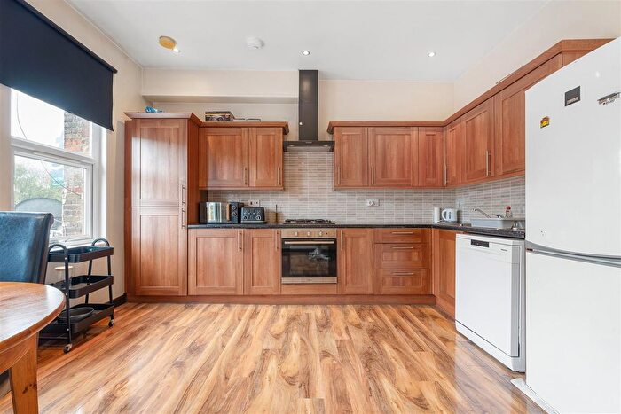 2 Bedroom Flat To Rent In Milkwood Road, Herne Hill, London, SE24