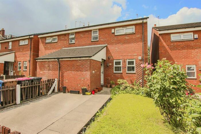 3 Bedroom Semi-Detached House To Rent In Higham View, Salford, M6