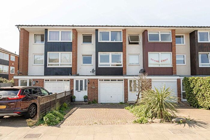 4 Bedroom Property For Sale In Jillian Close, Hampton, TW12