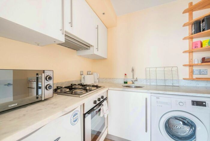 2 Bedroom Flat To Rent In Cornwall Crescent, Ladbroke Grove, London, W11