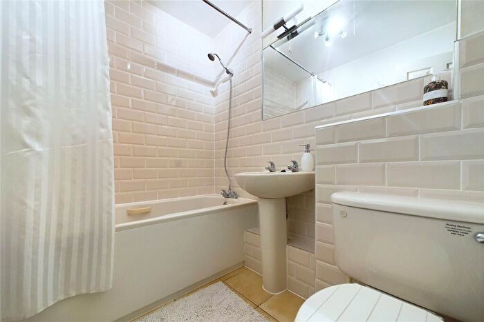 1 Bedroom Apartment For Sale In Hedingham Mews, All Saints Avenue, Maidenhead, Berkshire, SL6