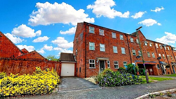 4 Bedroom Town House To Rent In Sherbourne Drive, Hilton, DE65