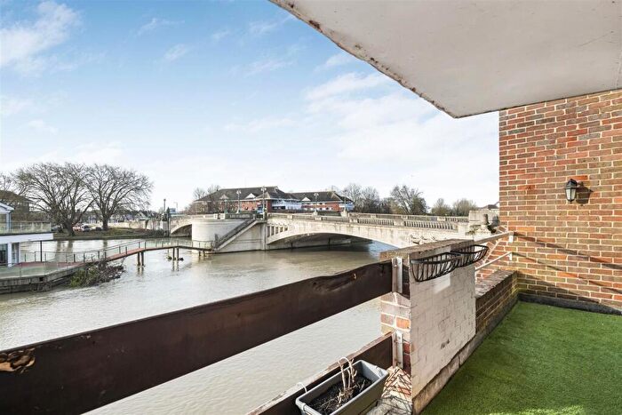 2 Bedroom Apartment For Sale In Riverside Court, Caversham, Reading, RG4