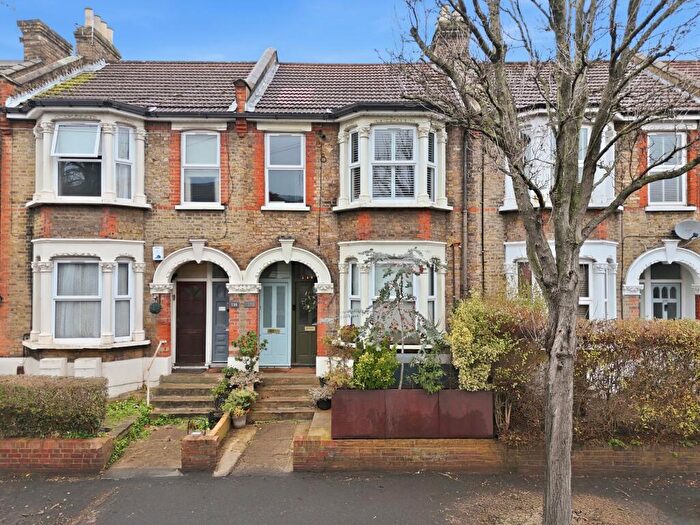 2 Bedroom Flat For Sale In Huxley Road, Leyton, E10
