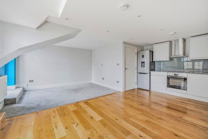 2 Bedroom Flat To Rent In Syresham Gardens, Haywards Heath, RH16