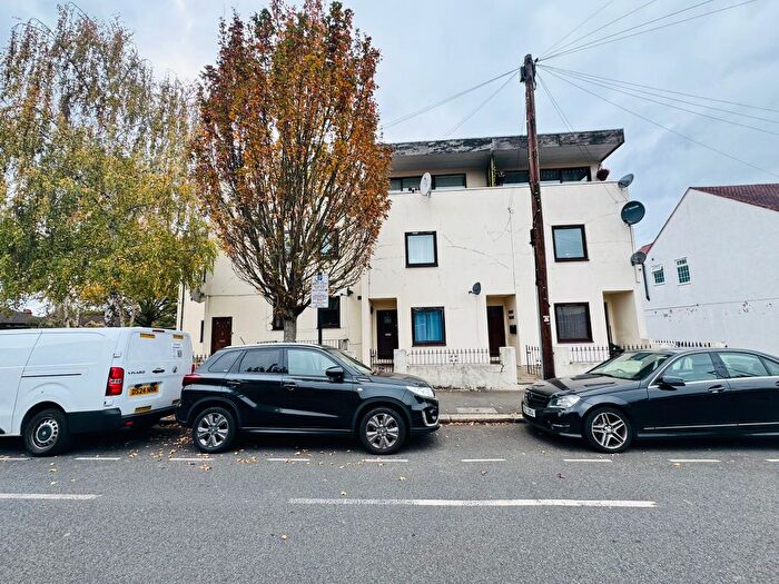 2 Bedroom Flat To Rent In Albert Square, London, E15
