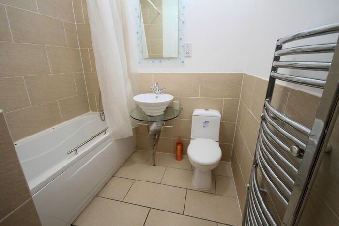 2 Bedroom Flat To Rent In Brackendale, Bradford, BD10