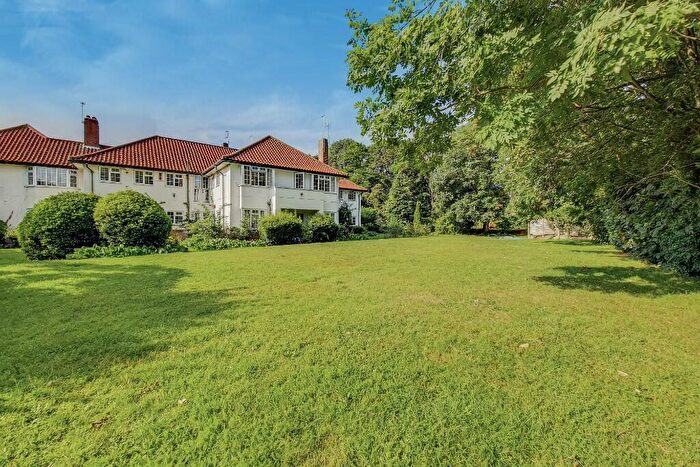 1 Bedroom Flat To Rent In Okehampton Close, London, N12