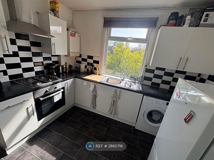 3 Bedroom Flat To Rent In Lansdowne Way, London, SW8