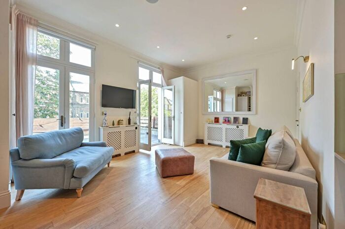 2 Bedroom Flat For Sale In Queenstown Road, Battersea, London, SW8