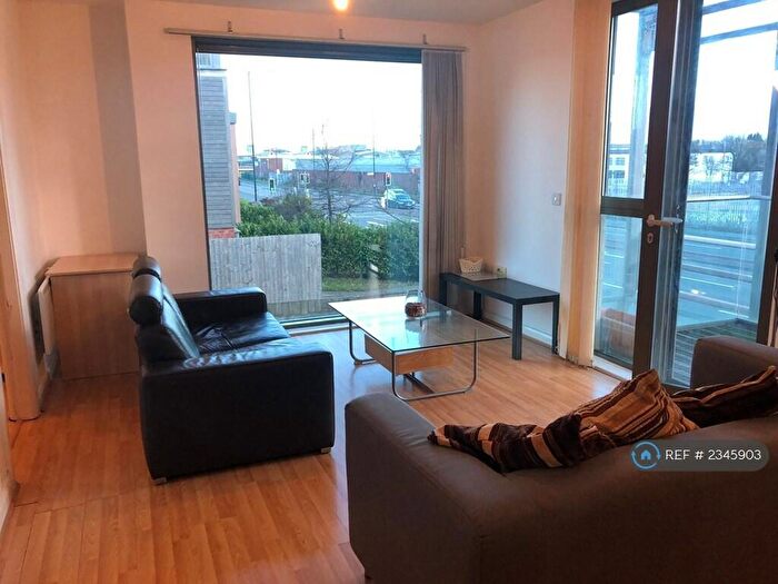 2 Bedroom Flat To Rent In Ashton Old Road, Manchester, M11