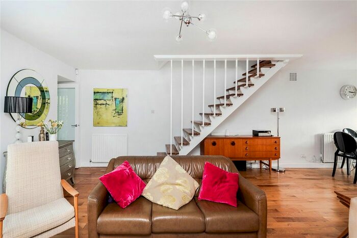 3 Bedroom Property To Rent In Canbury Mews, London SE26