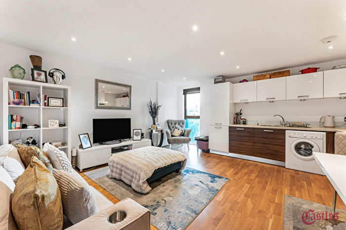 1 Bedroom Flat For Sale In Paradise Park, A Lea Bridge Road, London, E5