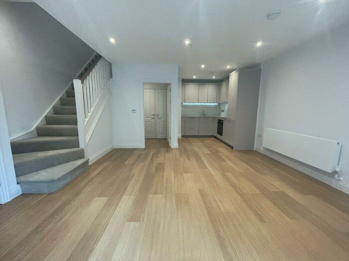 2 Bedroom Flat To Rent In Carraway Street, Reading, , London &# Bed Flat, RG1