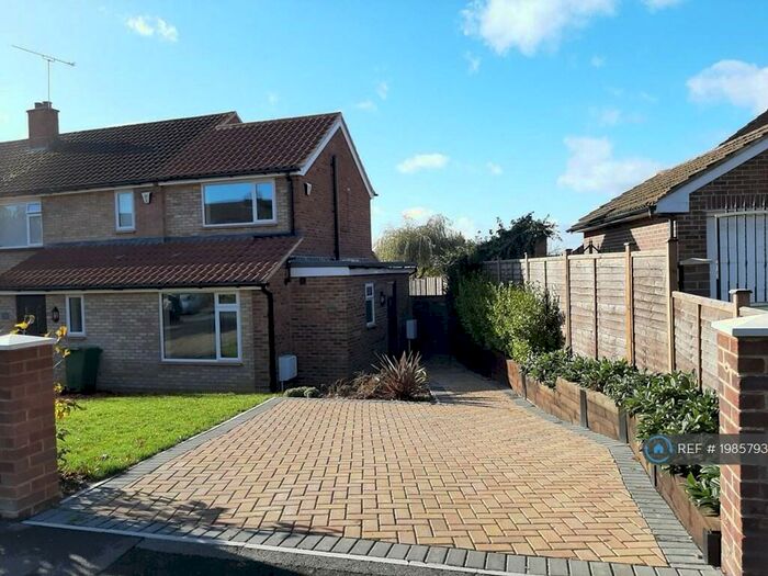 1 Bedroom End Of Terrace House To Rent In Middlemoor Road, Frimley, Camberley, GU16