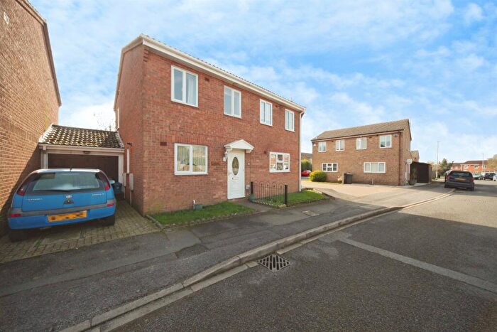 2 Bedroom Semi Detached House For Sale In Laxton Close, Luton, LU2