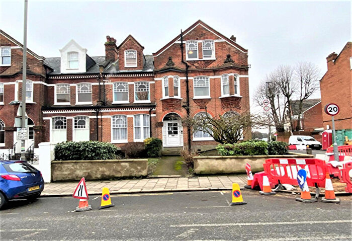 2 Bedroom Flat To Rent In C Bedford Hill, Balham, London, SW12