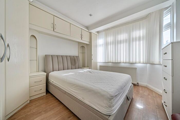 4 Bedroom End Of Terrace House For Sale In Eastbury Avenue, Enfield, EN1
