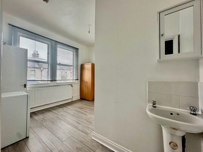 1 Bedroom Studio To Rent In Pitcairn Road, Mitcham, CR4