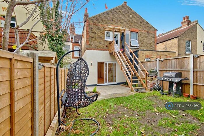 2 Bedroom Flat To Rent In Burdett Avenue, Westcliff-On-Sea, SS0