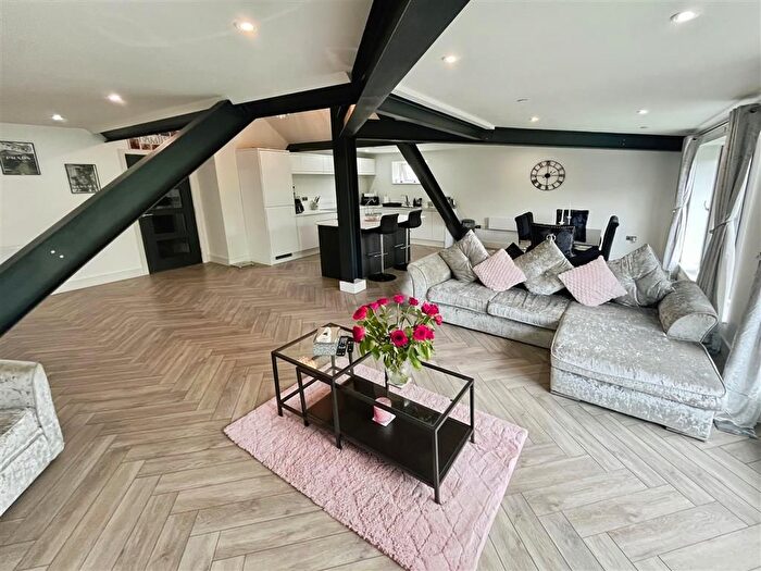 2 Bedroom Flat To Rent In High Street, Pontypridd, CF37