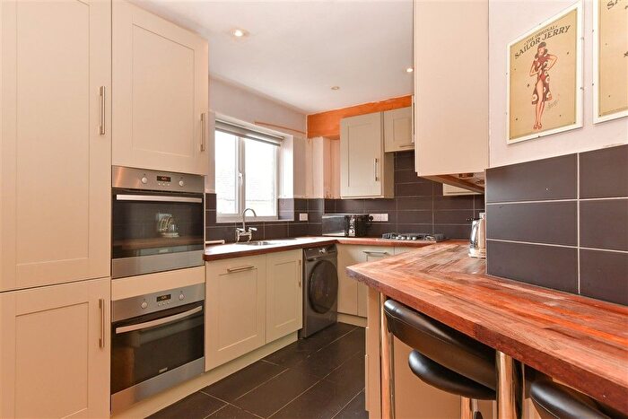 3 Bedroom Flat For Sale In Shelley Rise, Rochester, Kent, ME1