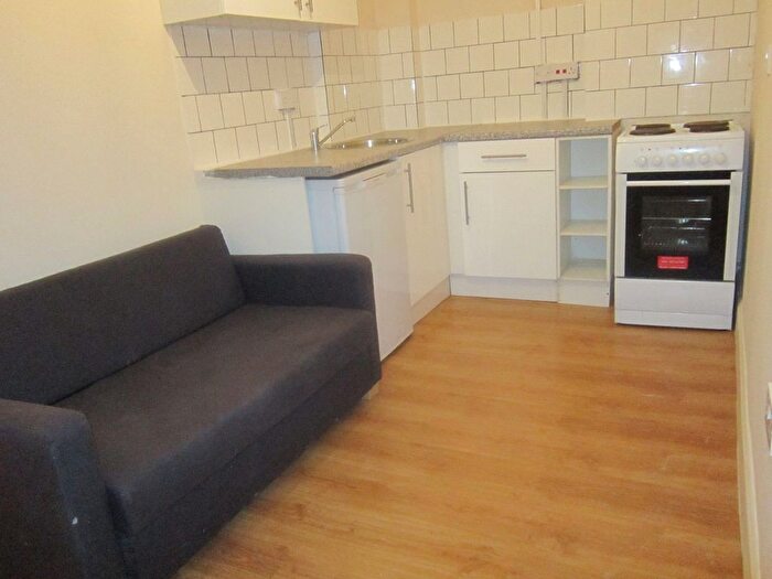2 Bedroom Flat To Rent In Hammersmith Road, London, W14
