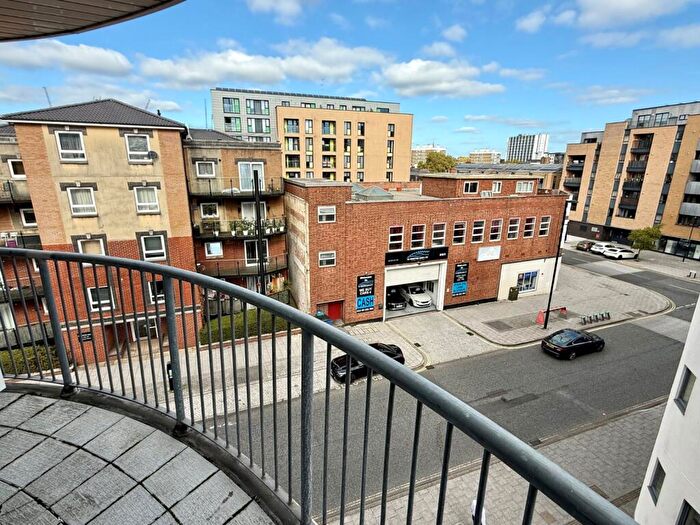 2 Bedroom Flat To Rent In Lower Canal Walk, Southampton, Hampshire, SO14