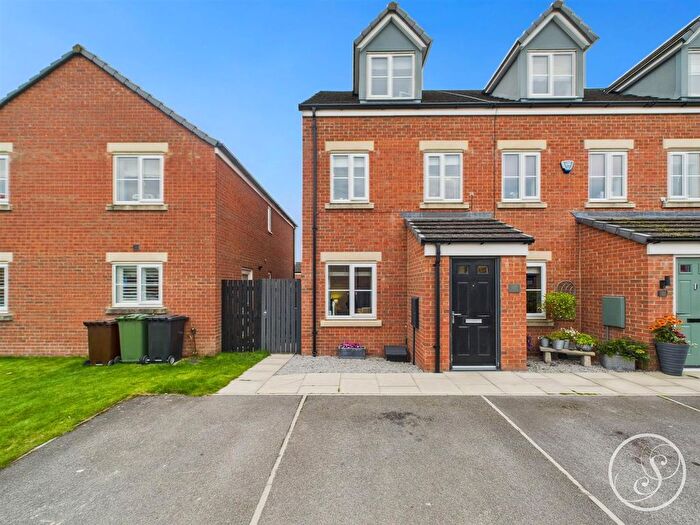 3 Bedroom Terraced House For Sale In Poplar Place, Whinmoor, Leeds, LS14