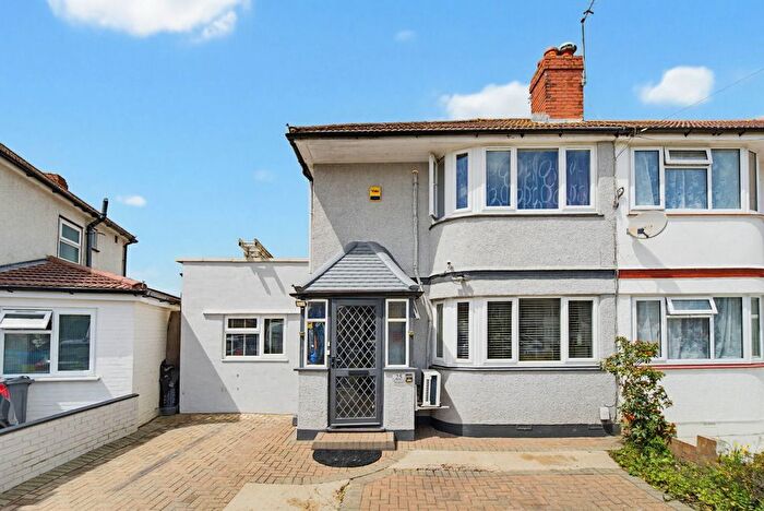 3 Bedroom End Of Terrace House For Sale In Richmond Avenue, Feltham, TW14