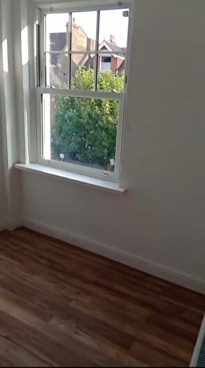 1 Bedroom Flat To Rent In Clairmont Gardens, Surbiton, London, KT6