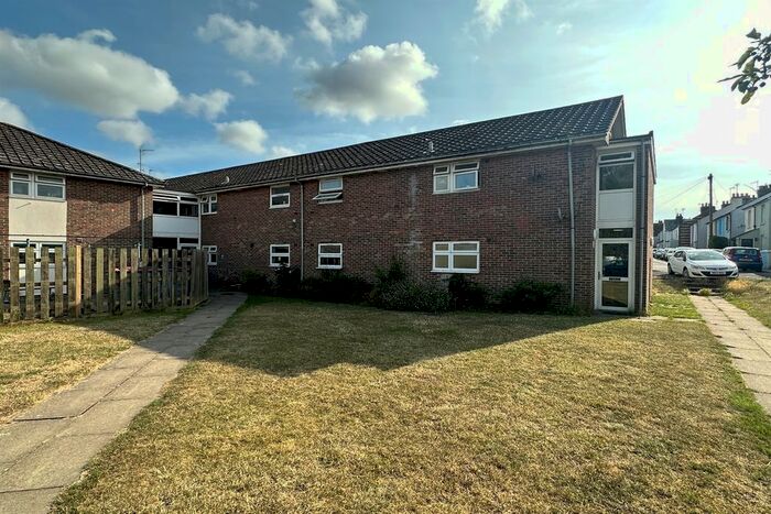 2 Bedroom Flat To Rent In Flat Heron Court, Elizabeth Road, Chichester, West Sussex, PO19