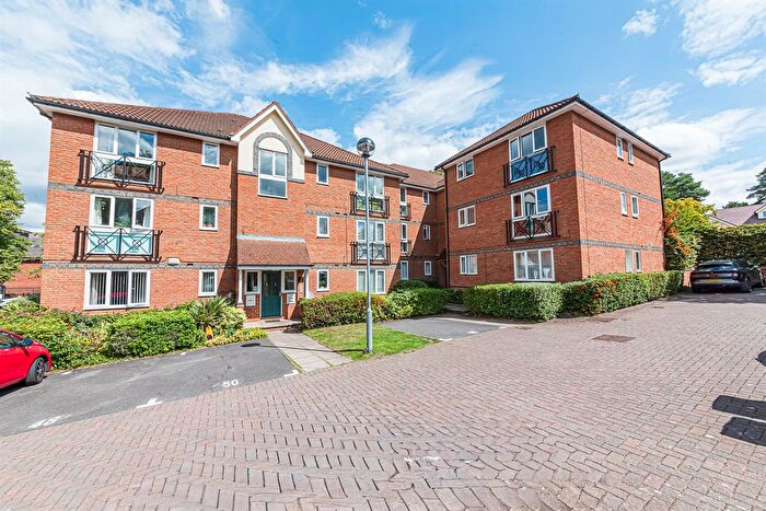 2 Bedroom Flat To Rent In Shaw Park, Crowthorne, RG45