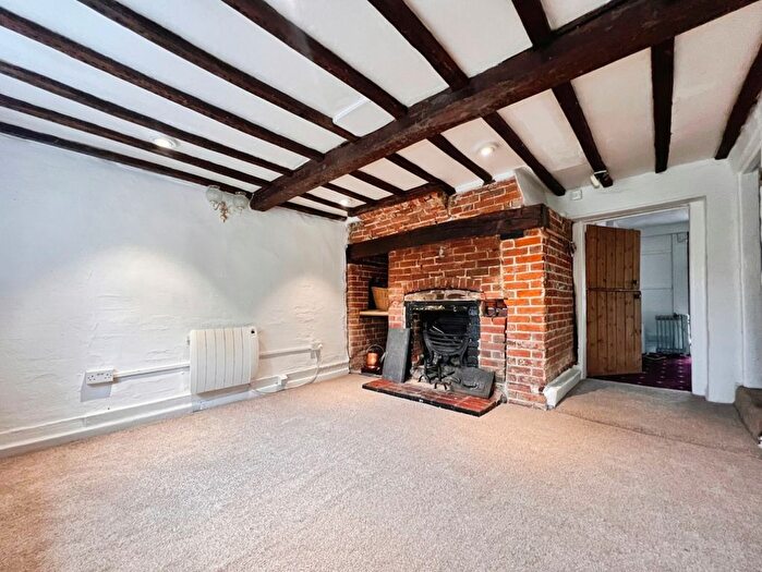 3 Bedroom Semi-Detached House For Sale In The Street, Hothfield, TN26 - Photo 3