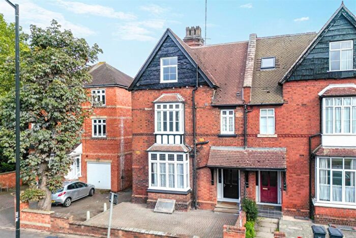 5 Bedroom Semi-Detached House For Sale In Avenue Road, Leamington Spa, CV31