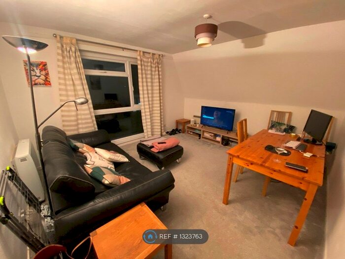 2 Bedroom Flat To Rent In Terrent Court, Windsor, SL4