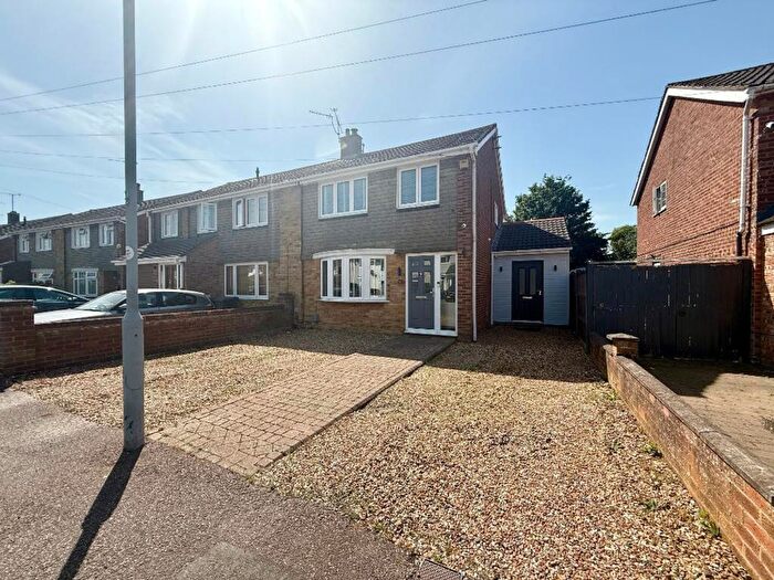 3 Bedroom Semi-Detached House For Sale In Bosmore Road, Luton, LU3