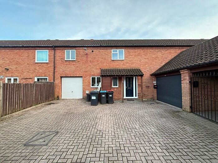 4 Bedroom Terraced House To Rent In Bowyers Mews, Neath Hill, MK14