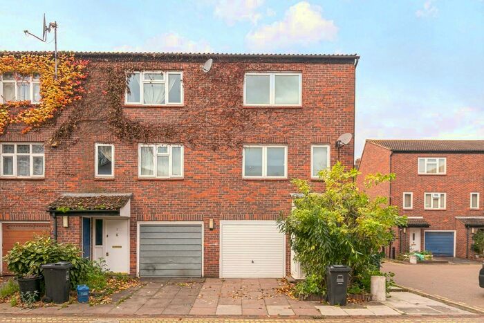 3 Bedroom Town House To Rent In Offa's Mead, Lindesfarne Way, E9
