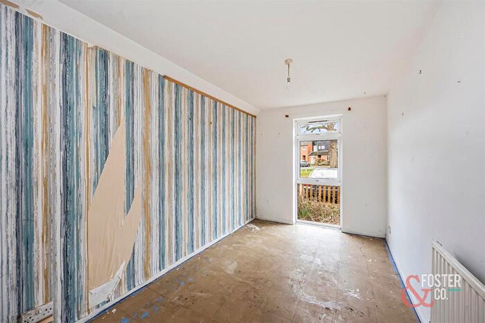 2 Bedroom Flat For Sale In Serrin Way, Horsham, RH12